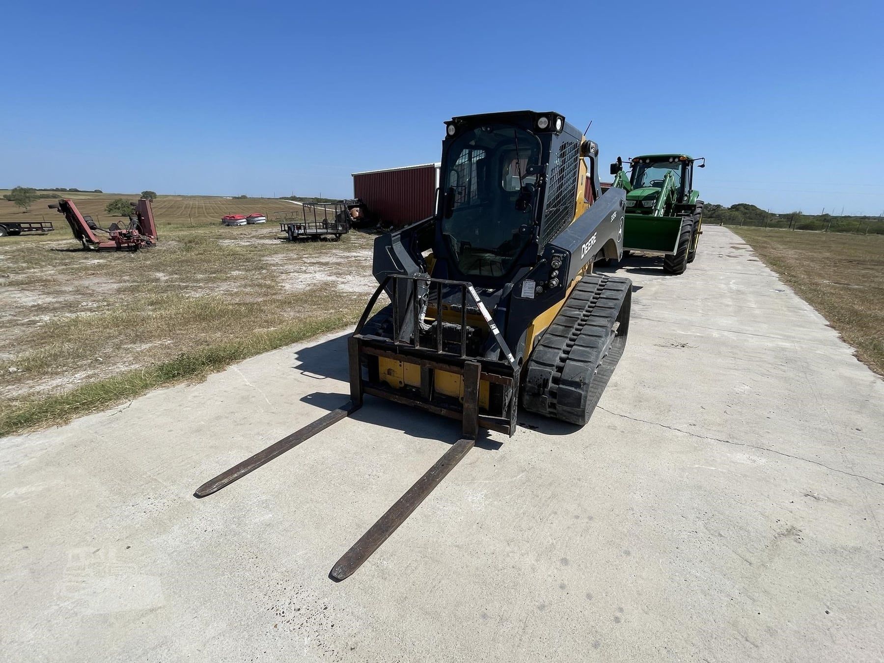 2022 John Deere 333G, view 2