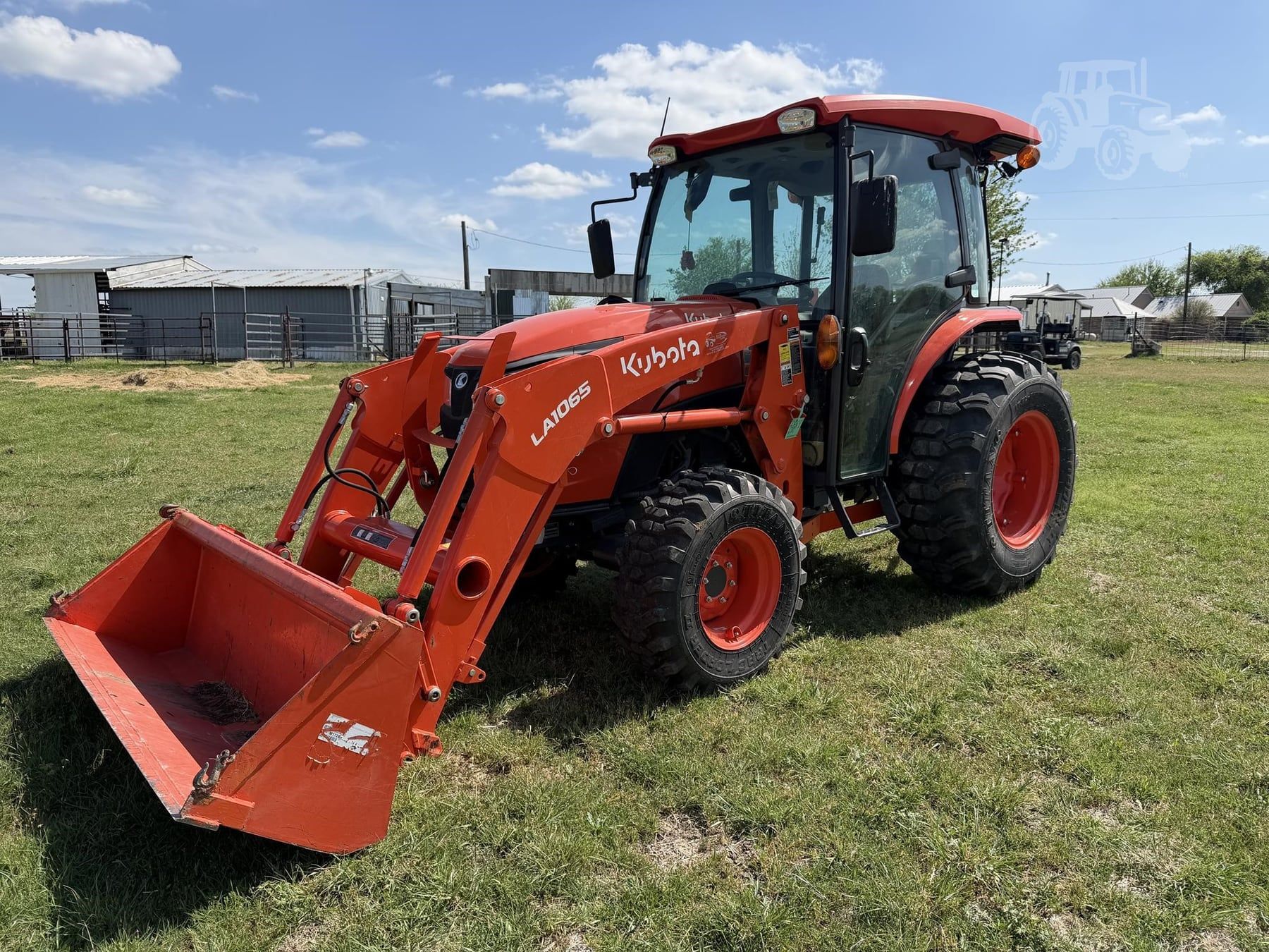 2024 Kubota MX5400HSTC, view 2
