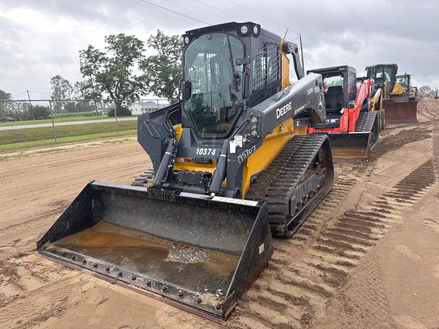 2023 John Deere 333G, view 2