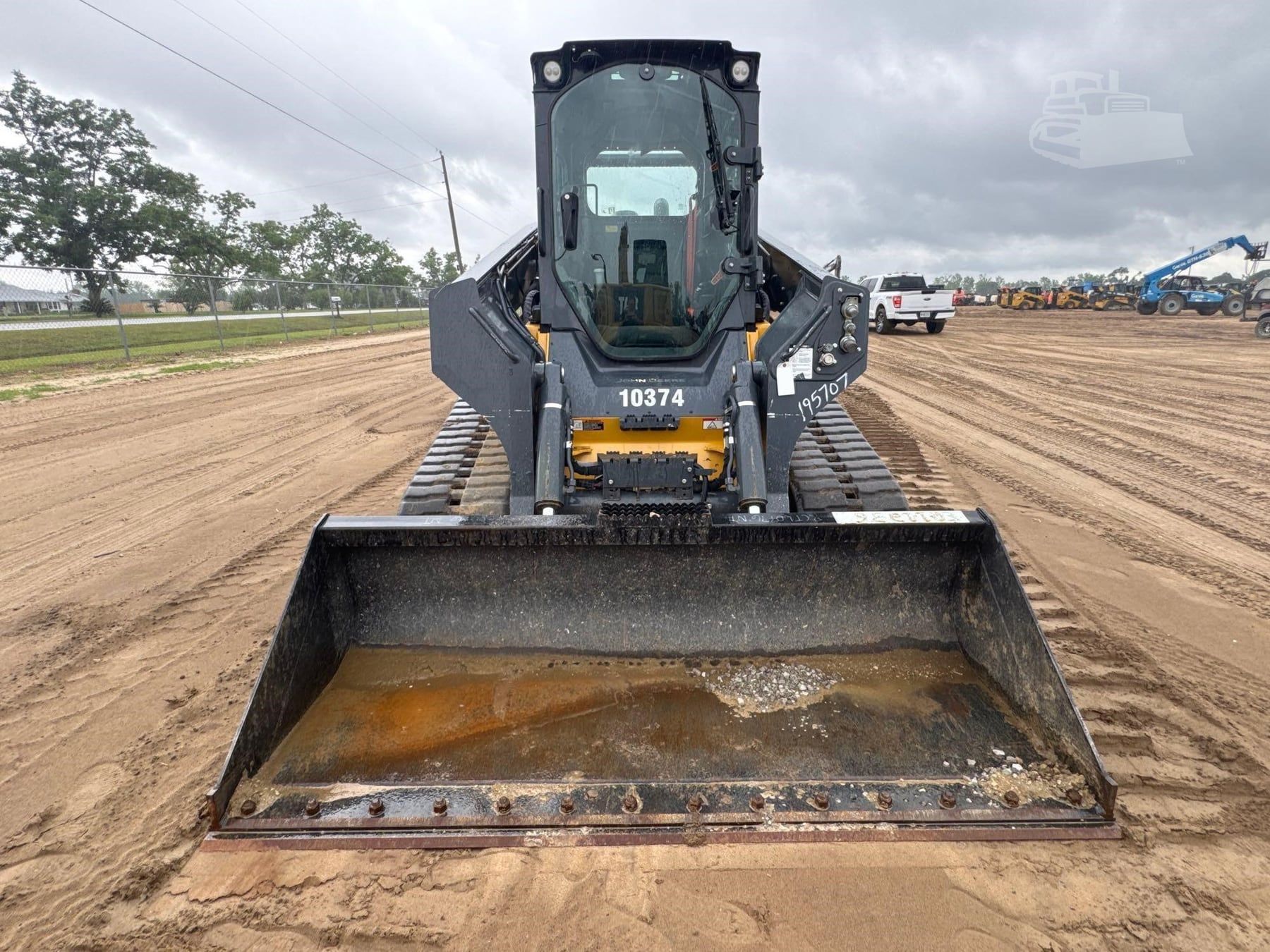 2023 John Deere 333G, view 3