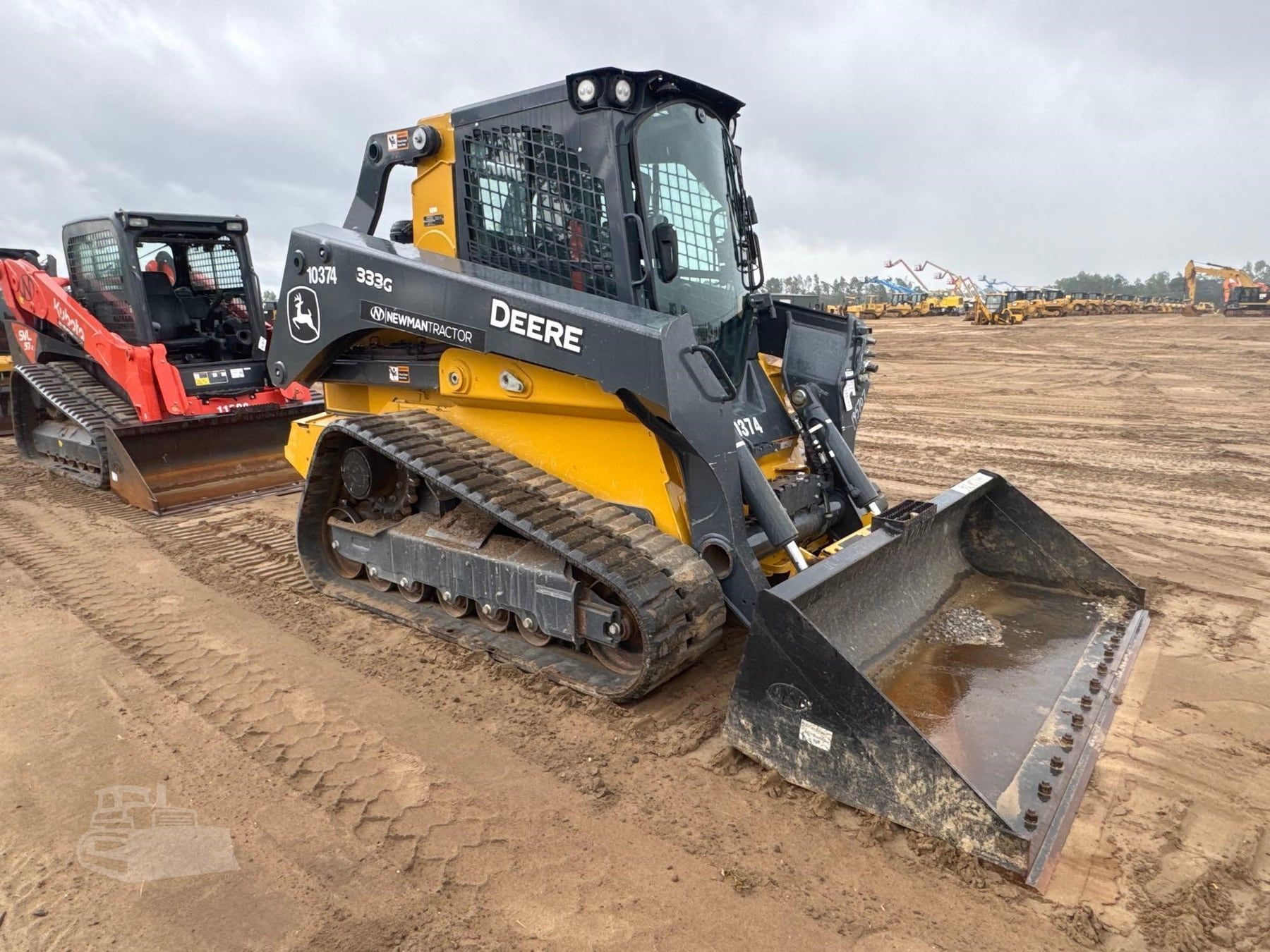 2023 John Deere 333G, view 4
