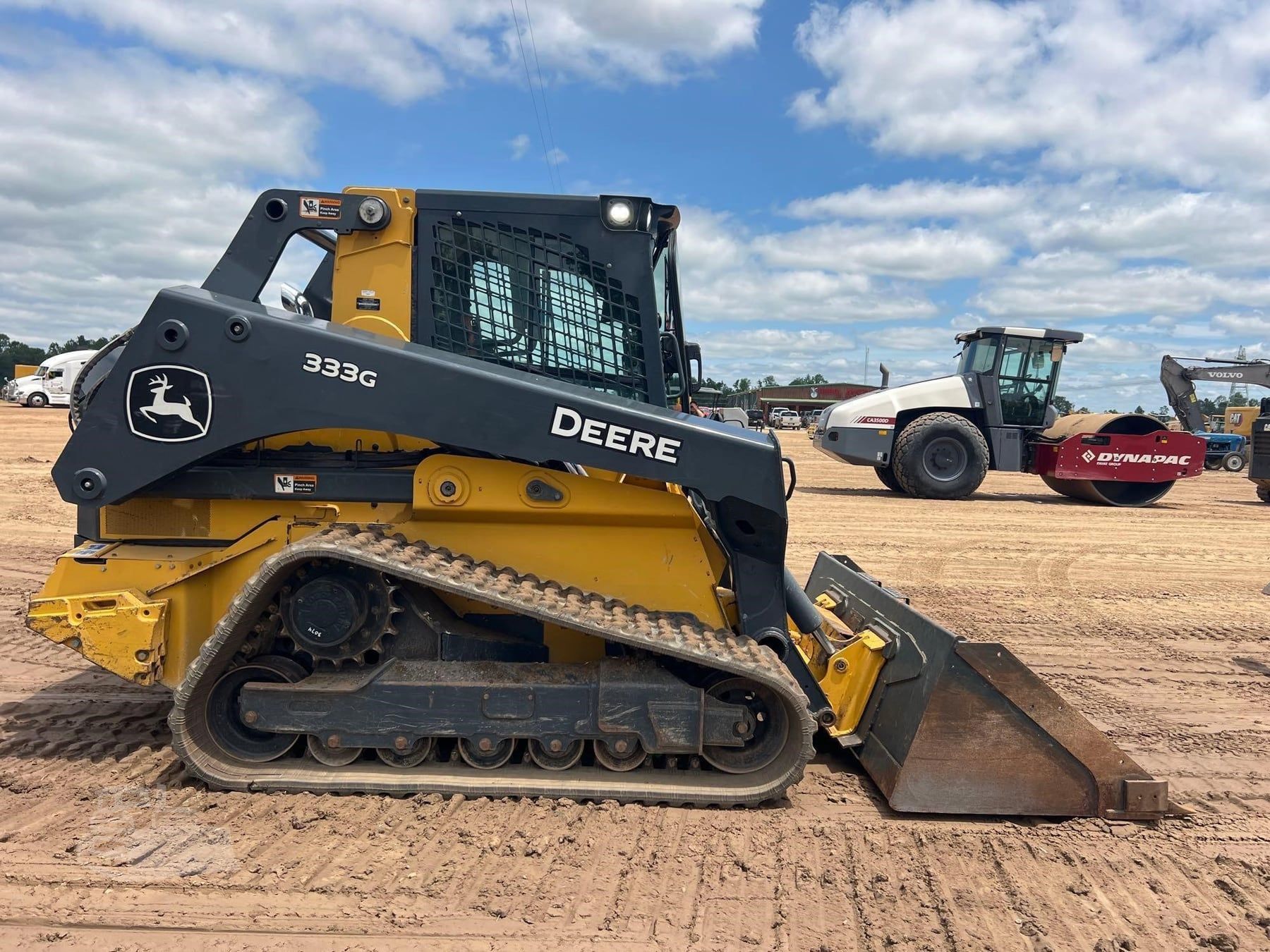 2020 John Deere 333G, view 5