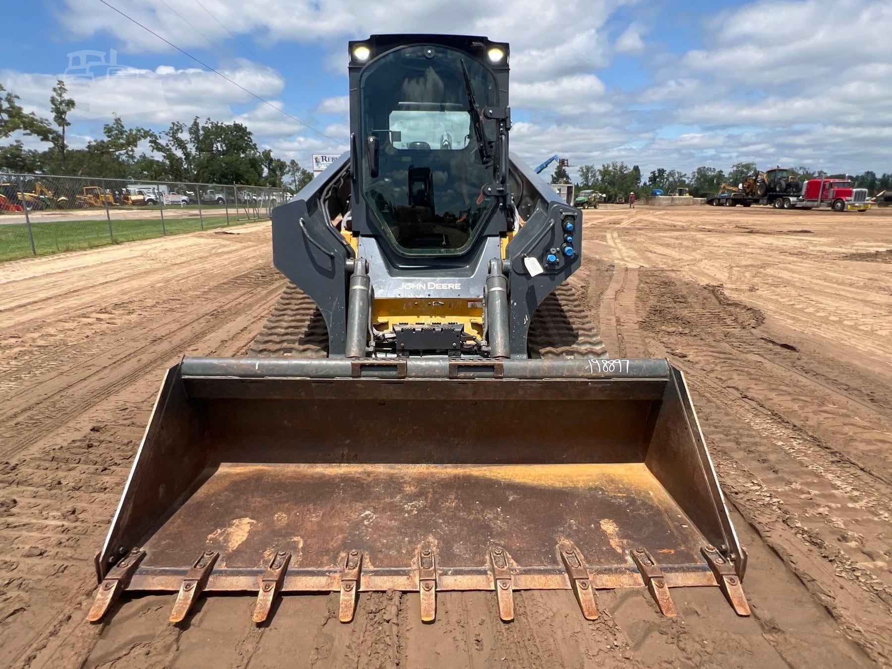 2020 John Deere 333G, view 7