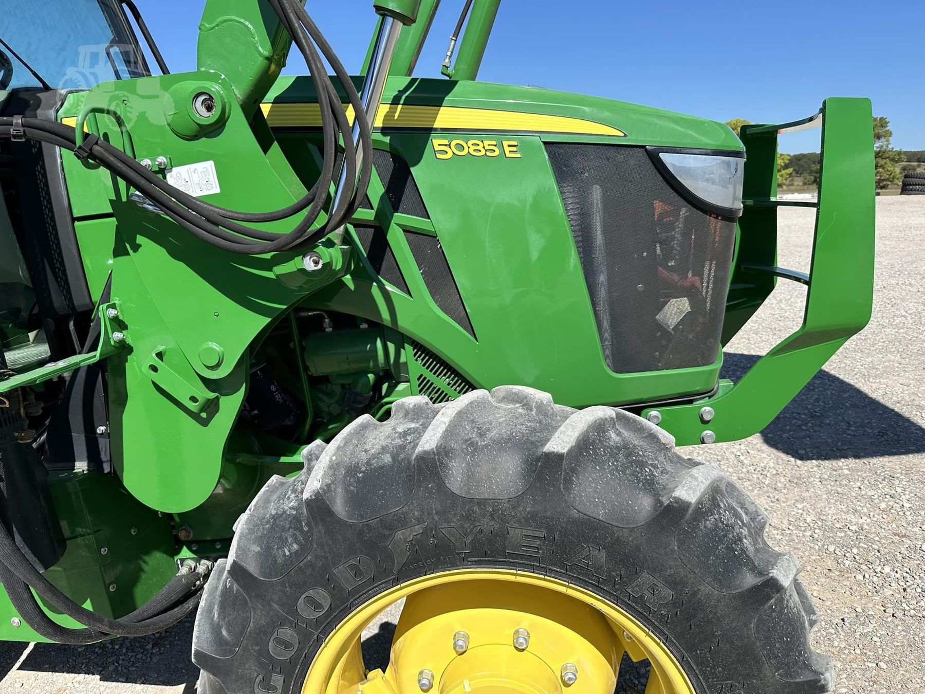 2018 John Deere 5085E, view 3